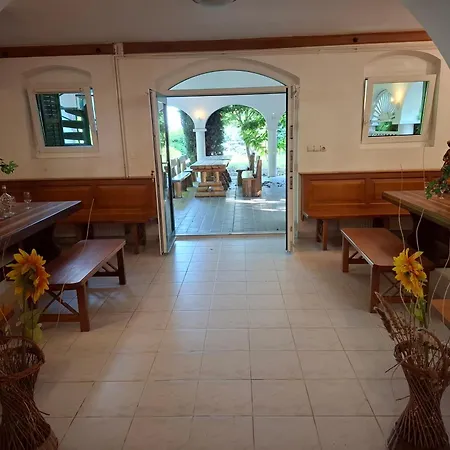 לינה וארוחת בוקר Zolka Vendeghaz 3*